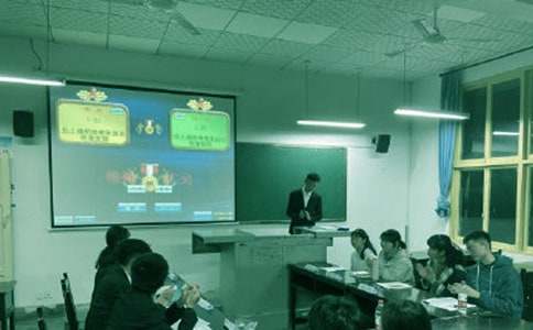 “開(kāi)卷是否有益”辯論賽側(cè)記作文