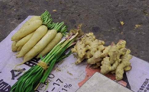 С��؂�[��?c��i)�ͯԒ���?/></p><p>������ǰ��ɭ�ֽ�����һ��С���̵꣬���T�u��ʯ�a(ch��n)Ʒ���Юa(ch��n)Ʒ�ϸ��C�����r(ji��)����^�F���o����С���̵���߅��һ��(g��)С��?c��i)���Ҳ�u���N��ʯ���r(ji��)���������С��؂�_����</p><p>����һ�������������ϻ���(l��i)�Iһ��(g��)��h(hu��n)���ϻ�֮ǰ��С���̵��˽��^�����쎧���X��(zh��n)���(l��i)�I��������ϻ�����(zh��n)���M(j��n)С���̵�r(sh��)������؂��ߺ������ס�ˡ��u�֭h(hu��n)�D��؛��r(ji��)��(sh��)������֭h(hu��n)���S�r(ji��)ֱ�N��ȫ�£���7����ֻҪ��ǧɭ�֎���ֻҪ��ǰɭ�֎������(l��i)�������(l��i)�ơ�����������ϻ��ɂ�(g��)��(du��)����һ���������f(shu��)����ȥ���������ϻ�����Ҳ�ֹ�����С���̵�Ҫһ�f(w��n)�����@��ֻҪ��ǧ����������ǧ��������؂Ҋ�����ɂ�(g��)�����^��(l��i)����ß���F���f(shu��)�����ゃ�����۹����@��(g��)؛���C�^��(du��)��Ʒ���ゃ�����I���˴������С�ܵ�һģһ�ӵ�Ҫһ�f(w��n)�����@��һ�ڃr(ji��)��ǧ������֮��(n��i)���M��߀����؛�˿����������ϻ���(j��ng)��ס��؂һ�D���f(shu��)����Ԓ���f(shu��)���Bæ�����X���ɂ�(g��)ϲ���̵���������֭h(hu��n)������������ϻ�һ����(l��i)����ĸ�ϻ������ϻ��d�^���p�������֭h(hu��n)��(l��i)��ĸ�ϻ���߅�����֭h(hu��n)���ͽoĸ�ϻ�����������ϻ��M(j��n)ȥ�r(sh��)�g��ϲ�����ɂ�(g��)����(l��i)�r(sh��)�s���^�ʚ�����?y��n)�ĸ�ϻ����^�֭h(hu��n)�r(sh��)����Ĩ��һ�£��@һĨ��Ҫ�o��������ϽoĨȥ����¶������ʯ�^�����Ĺ�����������������������ĸ�ϻ���l(f��)�������������Z�˳���(l��i)��</p><p>�������Ǵ�����ϻ�һ����(l��i)����؂��λǰҪ����؛����؂�������f(shu��)�������@��ֻ���ɫ�r�G��������]�����ゃ�F(xi��n)���õ��@���K�|�����ゃ�����p�ҡ��������u��؛߀���^��(l��i)�f(shu��)�҂���������������������f(shu��)�����uҲ������f(shu��)�����㲻���f(shu��)���첻�M�������؛�˿�����ҬF(xi��n)��Ҫ��؛������؂�f(shu��)�����ҏā�(l��i)�]�f(shu��)�^�@Ԓ����Ҷ�֪�����؃r(ji��)������؛Ʒ�ǲ����˵����㲻֪�������������f(shu��)�����������f(shu��)�^�ǿ����˵�����ô�f(shu��)Ԓ���㔵(sh��)���㲻�v��������</p><p>������(zh��ng)������(l��i)�S��С��(d��ng)����^������؛����һ��(g��)����(y��n)����ć��^��С��(d��ng)�����?zh��n)��?l��i)������Ԅ�(d��ng)�ֳ�һ�l·��(l��i)��С��؂�B�B����������һ�B���ˎ�ʮ��(g��)��������߀��ͣ���f(shu��)�����{�Ӵ���������С����������؂̧�^͵͵����һ�ۣ���һ��(g��)��һ�q��С�{���BƤ���ڸ������؂�D�r(sh��)��У������む(g��)Сƨ�������҇����؂���������Ҳ����㡭��������������������(l��i)һ��(g��)�������l(shu��)ѽ������؂���͟��ذ��p������һ˦�����^�D(zhu��n)�^ȥ���D(zhu��n)��һ�룬��ͻȻ�ס�������w����ԭ�����^һ����һ���������D(zhu��n)������؂���������p�_�����\(ch��ng)�Ž�(j��ng)�I(y��ng)�������㽛(j��ng)�I(y��ng)����ʯ�]�Ї�(gu��)�ҵęz�(y��n)�ϸ��C�����������o(w��)�a(ch��n)Ʒ����(y��ng)�]�ջ��߲���(zh��n)�I�u��Ո(q��ng)ȫ�~�˿�P���f(w��n)ɭ�֎���߀Ҫȥɭ���ɳ��������{(di��o)�顱��ֻҊ�{�Ӵ������������S�ķ����ڵ��ϵĺ�؂����(du��)���f(shu��)������������Ҫ�v�\(ch��ng)����Ҫ�v���ģ���Ҫ��Сʧ����</p><p>������؂һ߅��߀�ϻ�����ʯ����һ߅�૵��f(shu��)�����Ҳ��\(ch��ng)�Ž�(j��ng)�I(y��ng)��߀Ͷ�C(j��)ȡ�����Դγ�ã��Y(ji��)���Թ�˾��������������������</p><p>��С��؂�[��?c��i)�ͯԒ���¡����P(gu��n)���£�</p><p><a target=