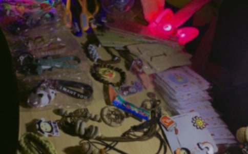 ��һ�Δ[��?c��i)?/></p><p>������������Һ͋�������ؾ́�(l��i)����Է���Ҳ��н����x��λ�ú��Ҿ��_(k��i)ʼ�[�ҵ���Ʒ��С�[������N�����X(qi��n)����ñ���������������߀�](m��i)���Ҕ[����һλ���̾́�(l��i)����ҵ�С�������@��(g��)ƴ�D�����X(qi��n)��</p><p>�������s���������Ė|������(du��)�����f(shu��)�����������ǽo������I(m��i)�İ��������f(shu��)���o5�q�����I(m��i)����������һ��(g��)ƽ��ƴ�D�f(shu��)�����̣����x�������wƴ�D���c(di��n)�y���������@��(g��)��ƽ��ƴ�D��������(l��i)���^��(ji��n)�����m����Һ��������@��(g��)�����X(qi��n)���������������ҵĵ�һ��(g��)����ҽo������c(di��n)���@��(g��)ԭ�r(ji��)8Ԫ�����u(m��i)�o��6Ԫ��</p><p>�������̸��d���f(shu��)���Ǿ��x�x����С�ϰ�����Ҫ����(g��)�����̰�һ��20Ԫ�X(qi��n)�f�o��������߶��������ʮ����Ȼ���ҏ��X(qi��n)�����ó�2Ԫ�X(qi��n)�f�o����������(du��)�����f(shu��)���gӭ�����´ι��R��һ��(g��)ƴ�D�ĳɱ���4Ԫ�X(qi��n)������ʮ�������r(ji��)18Ԫ�X(qi��n)ȥ���ɱ�12Ԫ߀ʣ6Ԫ�X(qi��n)���](m��i)�뵽�ҵ�һ�P�����ٍ���@ô�����^�m(x��)�����������ߺ����ֽ����[��Ʒ����һ��(hu��)�����ҵ�С��ǰ������(l��i)�ܶ�����@��(g��)�_(k��i)�P(gu��n)�N�����X(qi��n)���@��(g��)���޶����X(qi��n)���@��(g��)���X(qi��n)�޶����X(qi��n)����ѽ����һ��(g��)�˶�æ���^(gu��)��(l��i)�ˡ�</p><p>���������ٵĕr(sh��)������׌�������ҿ���������ȥ�I(m��i)��һ���ϱ������������������Ԏ׿��������ց�(l��i)����һ��(g��)С�������^(gu��)��(l��i)������һ������X(qi��n)������һ��Kitty؈�N��(hu��)�D(zhu��n)�����������Bæקס���f(shu��)��С���������@��(g��)����߀��5ë�X(qi��n)��С����һĘ�Ի�ؿ����ң������֜�(zh��n)����N��(hu��)���^(gu��)��(l��i)���l(shu��)֪�@��(g��)С������������ǲ����֡�</p><p>��������˰�������߀�ǲ������������@�r(sh��)��֪��ɶ�������Ҋ(ji��n)���������f(shu��)�������ۿ�С����Ʋ������ޣ���(sh��)�ڛ](m��i)�k����ֻ�ô�׌С��Ͷ�������ҵ��ք����_(k��i)��С���þ�Ц�������f(shu��)�������������x�x�����f(shu��)�꣬����С����һ��һ��һ�����������������ı�Ӱ�������ǿ�Ц������</p><p>�����m�f(shu��)�@��(g��)�N��(hu��)׌���r��3���X(qi��n)�����ǿ���С�����_(k��i)�ĵĘ�������Ҳ�Ͳ�Ӌ(j��)�^��ô�������r(sh��)�g�^(gu��)��������ѽ�(j��ng)����c(di��n)�ˣ�������ʰ��?y��ng)|�����ѽ�(j��ng)�����ѱ�����Ę�����첲���������Ѳ�֪������ҧ�˺Îׂ�(g��)������������Ĺĵ��X(qi��n)�����@Щ��Ҳ�Ͳ���ʲô����</p><p>�����f(w��n)���_(k��i)�^�y�����Ԟ�����ǵ�һ��[�������ڛ](m��i)�н�(j��ng)�(y��n)���I(y��ng)�I(y��)�~һ�����١���������(d��ng)�Ҍ�(du��)��С�����ϵ�ӛ䛽y(t��ng)Ӌ(j��)�������d�^�ر�������(l��i)������?zhu��n)���̫�ܸ�������ȥ���X(qi��n)���ҽ���ٍ��45Ԫ�X(qi��n)���Һ��_(k��i)�İ���</p><p>����������������һ��(g��)��Ĵָ�f(shu��)���^�m(x��)�������mȻ�����������������Ҳ�w�(y��n)�����u(m��i)�|���o��?gu��)��?l��i)�Ŀ옷(l��)���@����������옷(l��)����</p><p>����һ�Δ[��?c��i)������P(gu��n)���£�</p><p><a target=