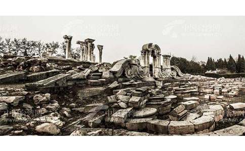 廢墟中的孩子看圖作文