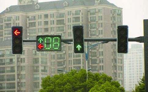 新手開車遇紅綠燈如何停車及通過技巧