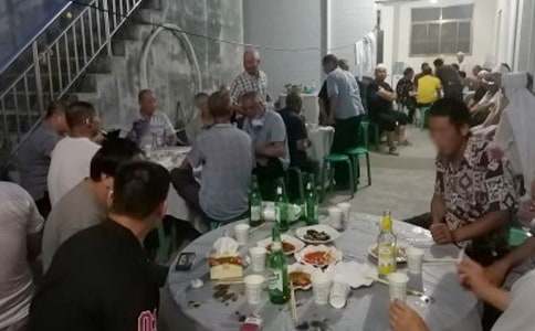 奇怪的酒席經(jīng)典童話故事