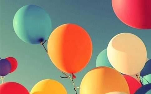 掛在樹上的氣球作文