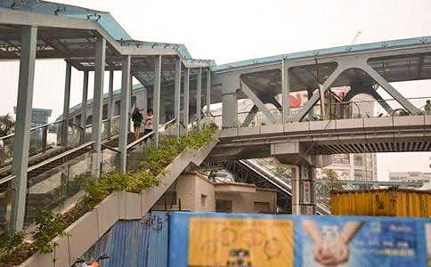 天橋一角作文700字